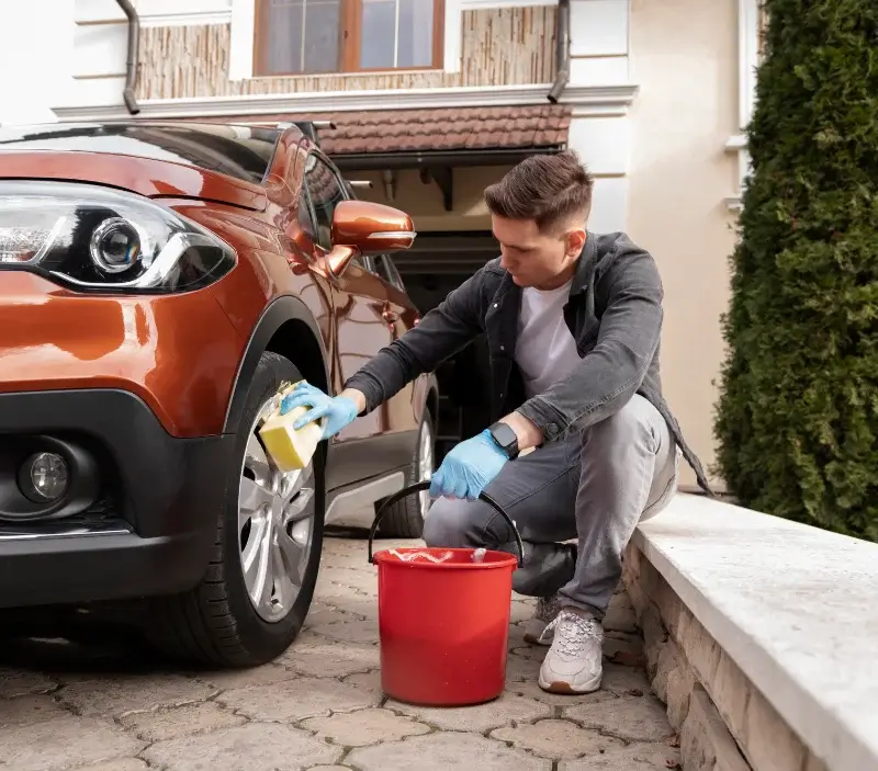 Lavage auto à domicile Notre-Dame-de-Cenilly : professionnel intervenant sur un véhicule